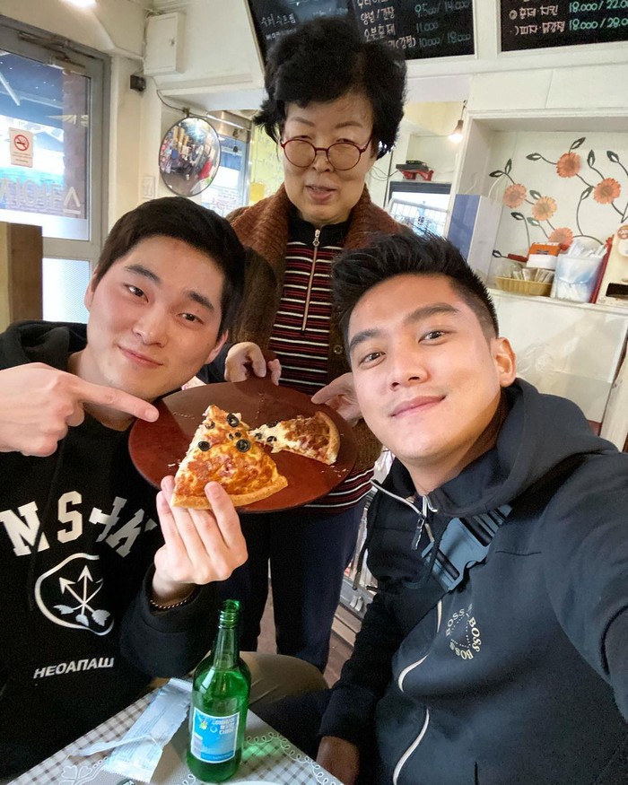 Santainya Boy William Jajan di Pinggir Jalan hingga Makan Pizza di Korea Santainya Boy William Jajan di Pinggir Jalan hingga Makan Pizza di Korea