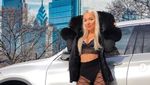 Ini Emmy Russ, Selebgram Seksi yang Nekat Banget Foto-foto di Atas Mobil Polisi