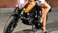 Selain Honda, dan Yamaha, wanita berambut pirang ini juga berpose dengan naked bike KTM Foto: Instagram @emmyruss