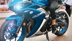 Ini Emmy Russ, Selebgram Seksi yang Nekat Banget Foto-foto di Atas Mobil Polisi