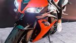 Ini Emmy Russ, Selebgram Seksi yang Nekat Banget Foto-foto di Atas Mobil Polisi