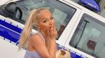 Ini Emmy Russ, Selebgram Seksi yang Nekat Banget Foto-foto di Atas Mobil Polisi