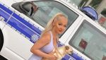 Ini Emmy Russ, Selebgram Seksi yang Nekat Banget Foto-foto di Atas Mobil Polisi