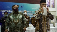 Di momen penyerahan GeNose C19 dari Kemenristek ke Menteri Koordinator Bidang Pembangunan Manusia dan Kebudayaan (Menko PMK), Muhadjir Effendy berharap agar alat tersebut segera bisa diproduksi massal.