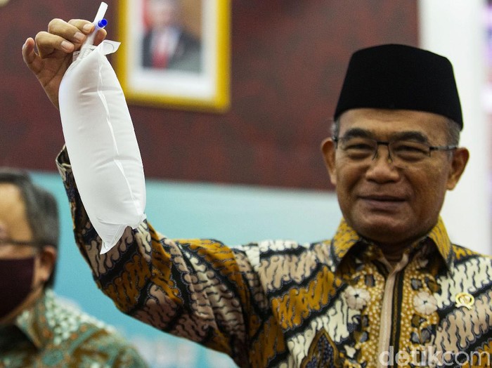 Kemenristek menyerahkan alat GeNose C19 buatan UGM ke Menko PMK, Muhadjir Effendy. Dalam kesempatan itu, Muhadjir berharap alat tersebut dapat diproduksi massal