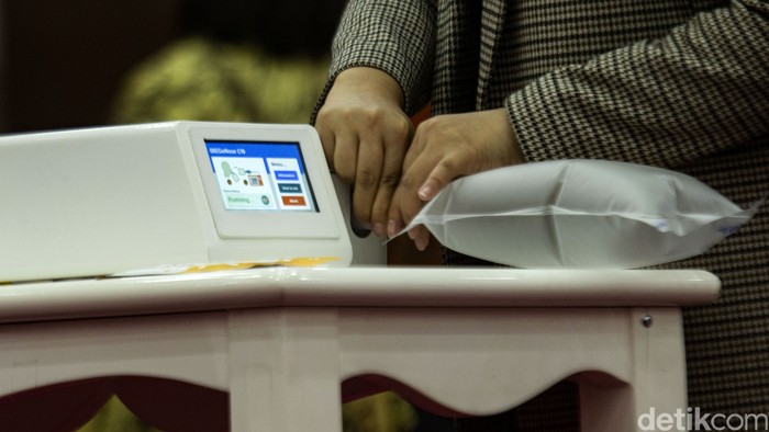 Kemenristek menyerahkan alat GeNose C19 buatan UGM ke Menko PMK, Muhadjir Effendy. Dalam kesempatan itu, Muhadjir berharap alat tersebut dapat diproduksi massal