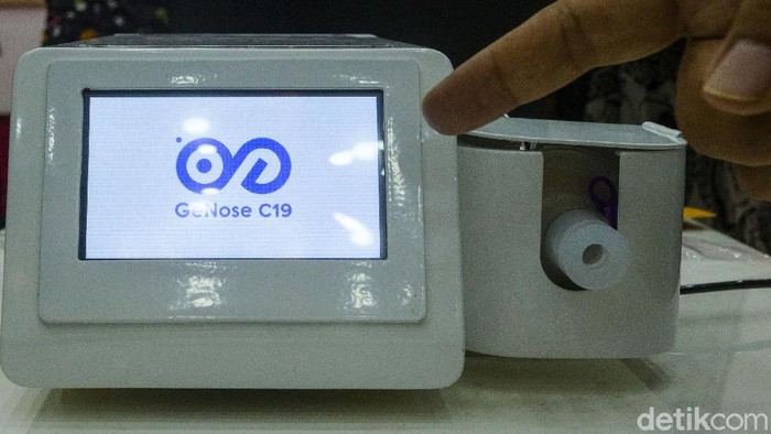 Siap-siap! GeNose C19 Buatan UGM Bakal Segera Diproduksi Massal Kemenristek menyerahkan alat GeNose C19 buatan UGM ke Menko PMK, Muhadjir Effendy. Dalam kesempatan itu, Muhadjir berharap alat tersebut dapat diproduksi massal