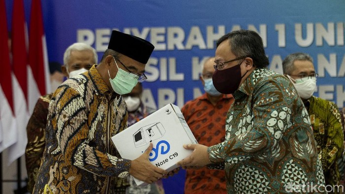 Kemenristek menyerahkan alat GeNose C19 buatan UGM ke Menko PMK, Muhadjir Effendy. Dalam kesempatan itu, Muhadjir berharap alat tersebut dapat diproduksi massal