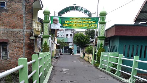 Spanduk di sekitar Ponpes Al-Mukmin Ngruki, Sukoharjo, menyambut Abu Bakar Ba'asyir, Kamis (7/1/2021).