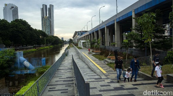 Diketahui, pembangunan taman tersebut menjadi bagian dalam proyek naturalisasi Kanal Banjir Barat segmen Shangri La-Karet telah rampung.