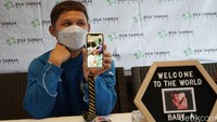 Syamsir Alam memamerkan anak pertamanya lewat video call. (Foto: Palevi/detikcom) 