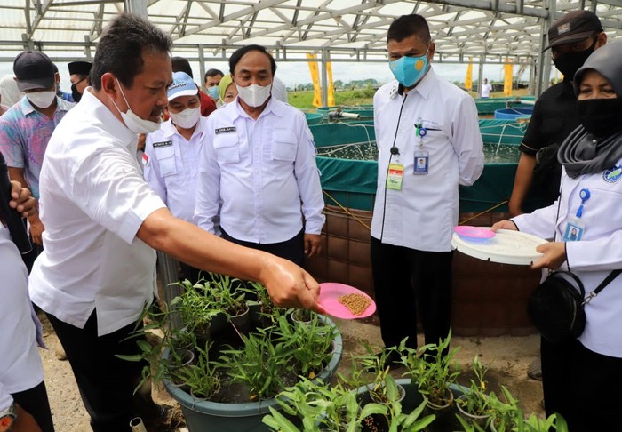 Menteri Kelautan dan Perikanan Sakti Wahyu Trenggono resmikan tambak udang di Karawang. Pembangunan diharapkan dapat tingkatkan hasil produksi udang nasional.
