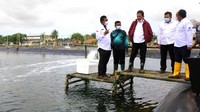 Sebagai informasi, BLUPPB Karawang sepanjang tahun 2020 memproduksi udang vaname sebanyak 6 ton/ha/siklus; benih lele 2 juta ekor, benih nila 3,8 juta ekor, benih bandeng 1,4 juta ekor hingga benih kakap 179 ribuan ekor. Sebagian besar hasil produksi didistribusikan sebagai bantuan untuk masyarakat. Istimewa/Dok. KKP.
