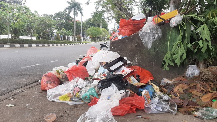 Tumpukan sampah di Pekabaru yang sepekan tak diangkut (Raja Adil-detikcom)