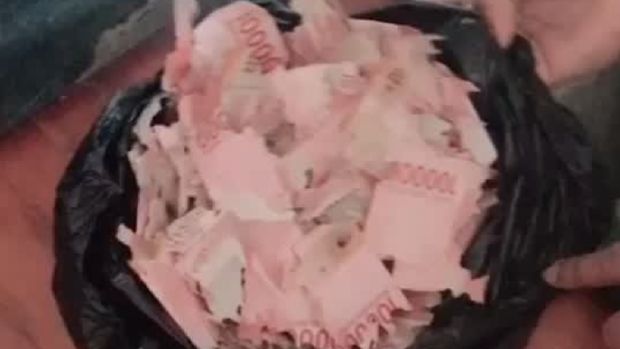 Uang 15 Juta dimakan rayap