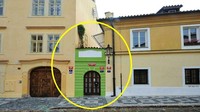 Rumah terkecil di Republik Ceko ini terletak di Praha. Bangunan yang lebarnya hanya 2,25 meter ini dibangun pertama kali, di antara dua rumah besar pada abad ke 19. Istimewa/Brightside.me.