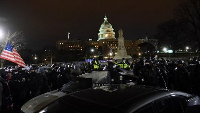 Riot police prepare to move demonstrators away from the US Capitol in Washington DC on January 6, 2021. - Donald Trumps supporters stormed a session of Congress held today, January 6, to certify Joe Bidens election win, triggering unprecedented chaos and violence at the heart of American democracy and accusations the president was attempting a coup. (Photo by Brendan SMIALOWSKI / AFP)