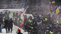 Wakil Presiden Mike Pence menyerukan agar kericuhan itu segera dihentikan setelah pendukung Trump menyerbu gadung Capitol itu. (Foto: AFP/TASOS KATOPODIS)