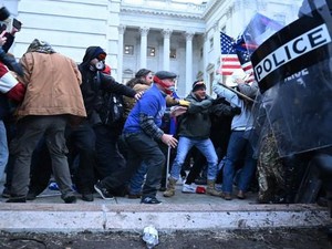 1 Polisi AS Tewas Akibat Rusuh Massa Trump di Gedung Capitol