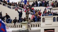 Kongres terpaksa dihentikan sementara lantaran pendukung Trump mencoba masuk ke gedung Capitol (Foto: AFP/TASOS KATOPODIS)