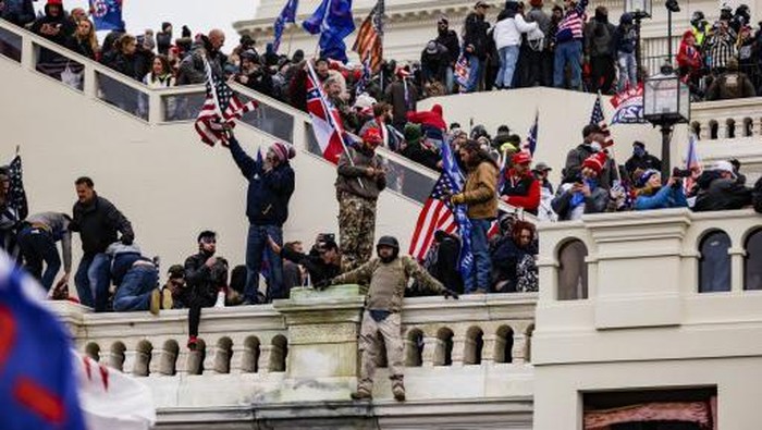 WASHINGTON, DC - JANUARY 06: Protesters gather on the U.S. Capitol Building on January 06, 2021 in Washington, DC. Pro-Trump protesters entered the U.S. Capitol building after mass demonstrations in the nations capital during a joint session Congress to ratify President-elect Joe Bidens 306-232 Electoral College win over President Donald Trump.   Tasos Katopodis/Getty Images/AFP