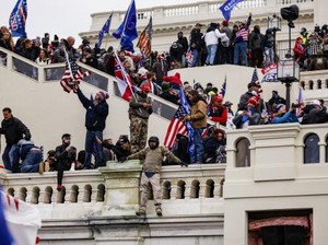Hari Pertama Menjabat, Trump Ampuni 1.500 Perusuh Gedung Capitol