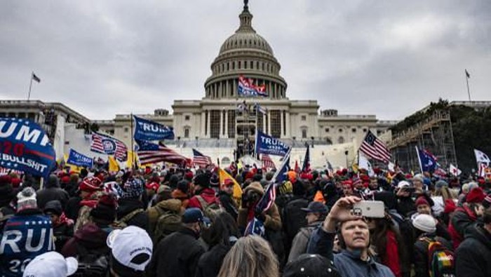 WASHINGTON, DC - JANUARY 06: Protesters gather on the U.S. Capitol Building on January 06, 2021 in Washington, DC. Pro-Trump protesters entered the U.S. Capitol building after mass demonstrations in the nations capital during a joint session Congress to ratify President-elect Joe Bidens 306-232 Electoral College win over President Donald Trump.   Tasos Katopodis/Getty Images/AFP