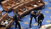 Senat dan DPR dievakuasi dari ruangan sidang karena massa Trump melempari gedung dan aksi ricuh (Foto: AFP/TASOS KATOPODIS)