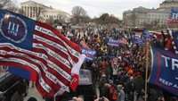 Donald Trump meminta massa bubarkan diri, namun tetap menyerukan bahwa Pilpres dicuri (Foto: AFP/TASOS KATOPODIS)