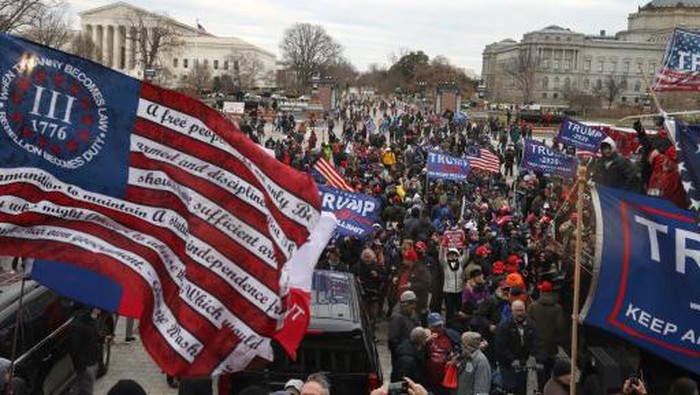 WASHINGTON, DC - JANUARY 06: Protesters gather on the U.S. Capitol Building on January 06, 2021 in Washington, DC. Pro-Trump protesters entered the U.S. Capitol building after mass demonstrations in the nations capital during a joint session Congress to ratify President-elect Joe Bidens 306-232 Electoral College win over President Donald Trump.   Tasos Katopodis/Getty Images/AFP