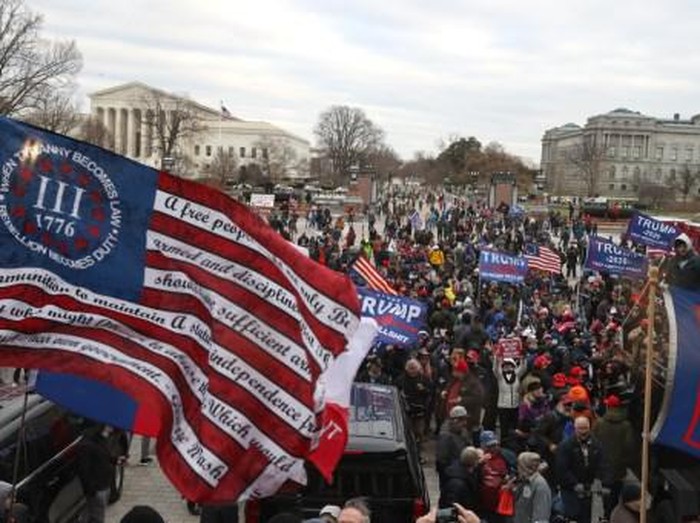 WASHINGTON, DC - JANUARY 06: Protesters gather on the U.S. Capitol Building on January 06, 2021 in Washington, DC. Pro-Trump protesters entered the U.S. Capitol building after mass demonstrations in the nations capital during a joint session Congress to ratify President-elect Joe Bidens 306-232 Electoral College win over President Donald Trump.   Tasos Katopodis/Getty Images/AFP