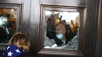 Kaca gedung Capitol pecah akibat protes yang dilakukan oleh massa Trump (Foto: AFP/TASOS KATOPODIS)