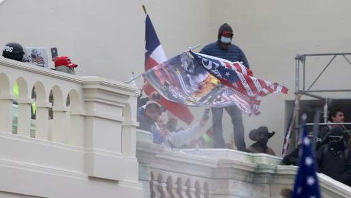 WASHINGTON, DC - JANUARY 06: Protesters gather on the U.S. Capitol Building on January 06, 2021 in Washington, DC. Pro-Trump protesters entered the U.S. Capitol building after mass demonstrations in the nations capital during a joint session Congress to ratify President-elect Joe Bidens 306-232 Electoral College win over President Donald Trump.   Tasos Katopodis/Getty Images/AFP