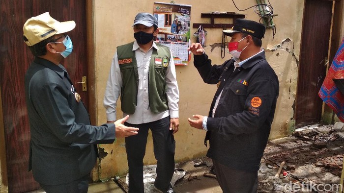 Wagub Jabar Uu Ruzhanul Ulum tinjau dan salurkan bantuan ke lokasi bencana puting beliung Cirebon.