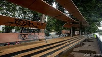 Diketahui rampung pada tahun 2020 lalu, kondisi trotoar itu kini tampak memprihatinkan. Trotoar itu tak luput dari aksi vandalisme tangan-tangan tak bertanggung jawab.