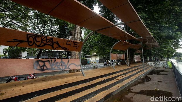 Trotoar di sisi selatan Kanal Banjir Barat telah rampung direvitalisasi sejak beberapa waktu lalu. Namun kondisi trotoar itu kini tampak suram dan tak terawat.