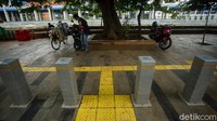 Namun, minimnya kesadaran dan pengawasan dari pihak terkait membuat area trotoar tak jarang justru dijadikan sebagai tempat parkir motor.