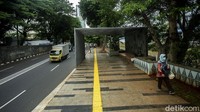 Sejatinya, trotoar tersebut direvitalisasi untuk memberikan rasa aman dan nyaman bagi para pejalan kaki yang melintas di kawasan itu.