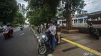 Sejumlah motor terlihat berada di atas trotoar yang diperuntukan untuk pejalan kaki.