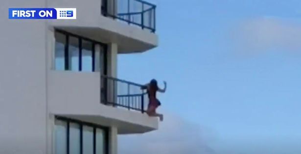 Aksi wanita gelantungan dari lantai 11 demi dapat hasil foto keren