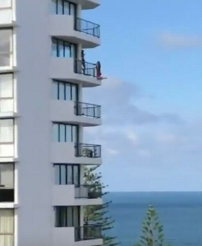 Aksi wanita gelantungan dari lantai 11 demi dapat hasil foto keren