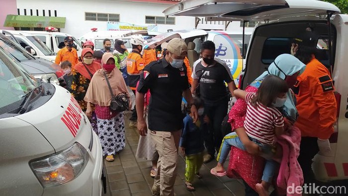 Warga di lereng Gunung Merapi, Dusun Babadan 2, Desa Paten, Kecamatan Dukun, Kabupaten Magelang, kembali ke lokasi pengungsian, Kamis (7/1/2021).