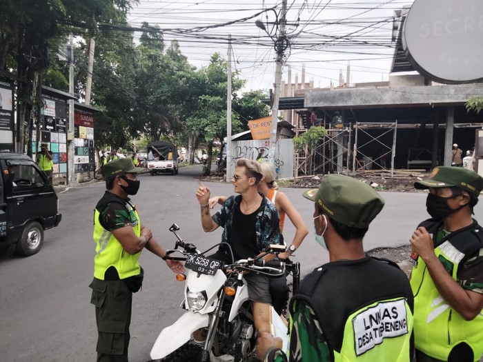 WNA di Bali tak patuh protokol kesehatan tak pakai masker.