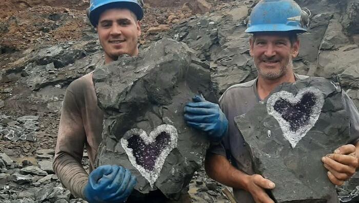 Wow! Penambang Uruguay Temukan Batuan Kristal Bentuk Hati Sekelompok penambang menemukan penemuan berharga di tambang Santa Rosa, Uruguay Minerals di daerah Catalan di Artigas, Uruguay.
Para penambang menemukan batuan kristal berjenis Geode Amethyst yang berbentuk hati. Penemuan ini mereka sebut temuan sekali dalam seumur hidup.