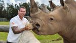 Ketika Zookeeper Seru-seruan dengan Satwa yang Dijaganya