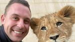 Ketika Zookeeper Seru-seruan dengan Satwa yang Dijaganya
