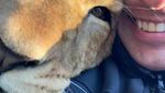 Ketika Zookeeper Seru-seruan dengan Satwa yang Dijaganya