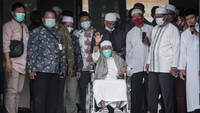 Pekan ini juga di ramaikan dengan bebasnya Narapidana terorisme Abu Bakar Baasyir bebas murni dari Lembaga Pemasyarakatan Gunung Sindur Bogor setelah menjalani vonis penjara 15 tahun dikurangi remisi 55 bulan, Jumat (8/1/2021).  ANTARA FOTO/Mohammad Ayudha