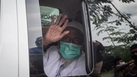 Mantan terpidana kasus terorisme Abu Bakar Baasyir melambaikan tangan dari dalam mobil saat tiba di Pondok Pesantren Al Mukmin, Ngruki, Sukoharjo, Jawa Tengah, Jumat (8/1/2021). ANTARA FOTO/MOHAMMAD AYUDHA