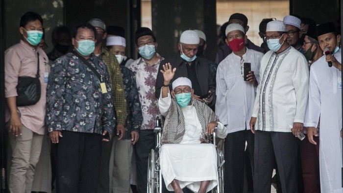 Mantan terpidana kasus terorisme Abu Bakar Baasyir (dengan kursi roda) melambaikan tangan saat tiba di Pondok Pesantren Al Mukmin, Ngruki, Sukoharjo, Jawa Tengah, Jumat (8/1/2021). Narapidana terorisme Abu Bakar Baasyir bebas murni dari Lembaga Pemasyarakatan Gunung Sindur Bogor setelah menjalani vonis penjara 15 tahun dikurangi remisi 55 bulan. ANTARA FOTO/Mohammad Ayudha/foc.